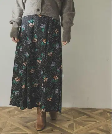 어반 리서치 플라워 프린트 롱 플레어 스커트 블랙