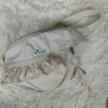 Fint 프릴 달린 숄더백 베이지