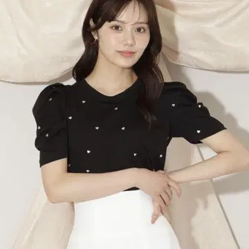 하트 자수 턱 슬리브 T셔츠