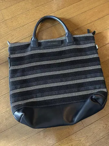 WANT LES ESSENTIELS 토트백 블랙과 화이트 스트라이프