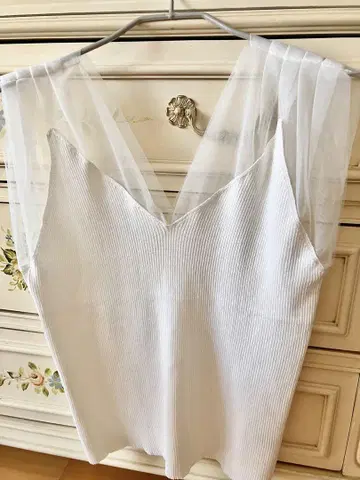 화이트 리브 V넥 탱크탑 CHIC