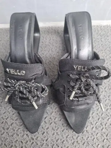YELLO 블랙 레이스업 뮬 샌들