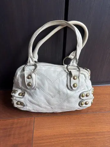 Linea Pelle 화이트 가죽 스터드 핸드백