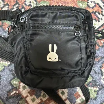 CUNE 블랙 숄더백