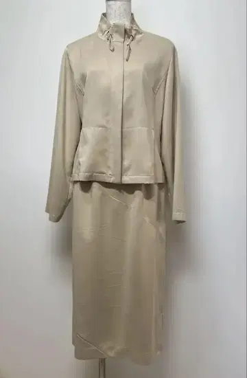 CORDIER 베이지 셋업 자켓과 스커트