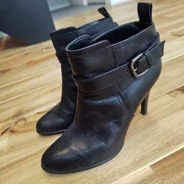 DIANA 블랙 가죽 버클 부티