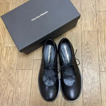 Charlotte Chanton 블랙 플랫슈즈