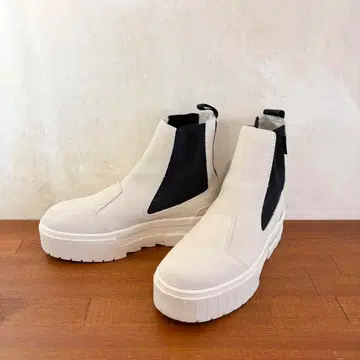 새상품급 푸마 메이즈 첼시 23.5cm 화이트 x 블랙 664