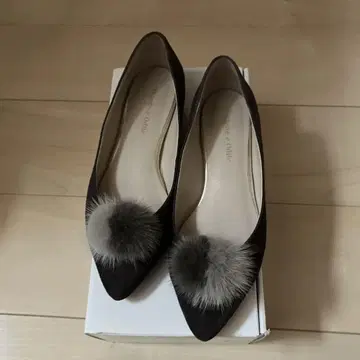 폼폼 포함 다크 브라운 플랫슈즈
