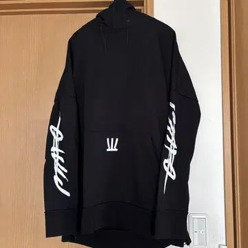 프론트 프린트가 있는 블랙 후드티