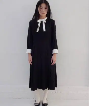 FEKETE 바이컬러 리본 플리츠 원피스 블랙 M 사이즈
