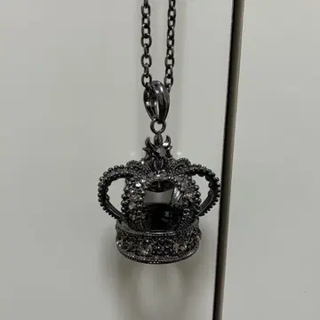수요일의 앨리스 왕관 목걸이 대 실버 그레이