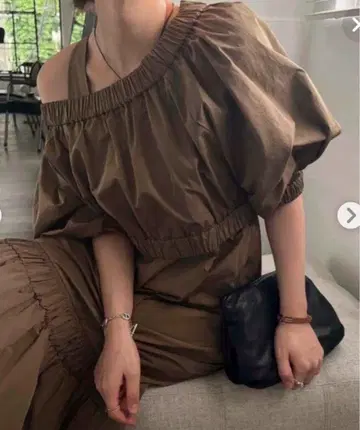 브라운 오프숄더 티어드 원피스