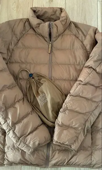 UNIQLO 울트라 라이트 다운 자켓 수납 가방 포함 카멜 S