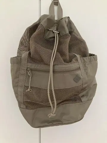 언더아머 유나이티드 애로우즈 콜라보 백팩 베이지