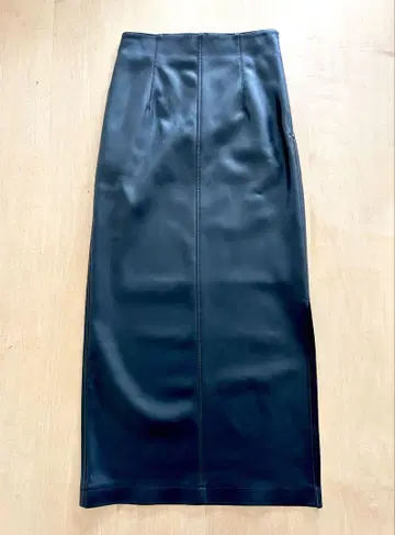 투모로우랜드 맥피 가죽 라이크 롱 스커트