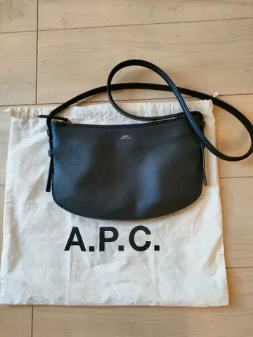 새상품급 A.P.C. 블랙 가죽 숄더백