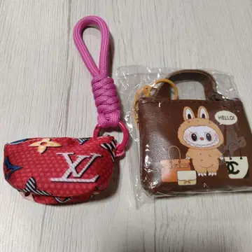 LV 로고 꽃무늬 키링과 백 형태 캐릭터