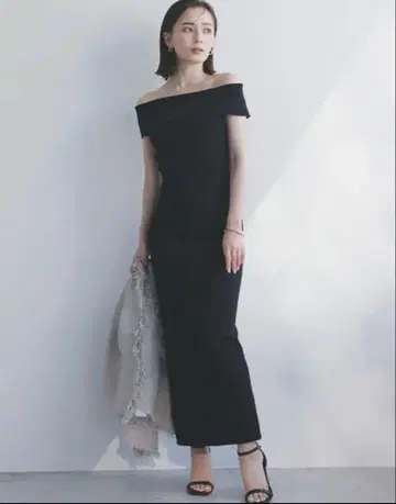 [ 새상품급 ] anuans 아뉴앙스 문넥 타이트 원피스 네이비 S