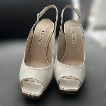 DIANA 화이트 샌들 하이힐