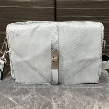 M.U.L 화이트 데미지 코팅 스크래치 엠보 숄더백