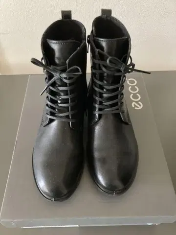 ECCO 블랙 레이스업 부츠