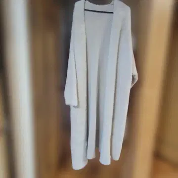 안티카 크림색의 복슬복슬 가디건 긴팔