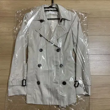 베이지 더블 브레스트 트렌치코트