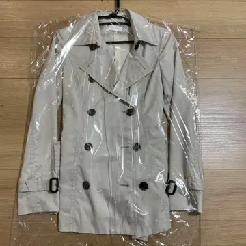 베이지 더블 브레스트 트렌치코트