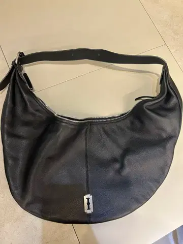 vunque 블랙 숄더백