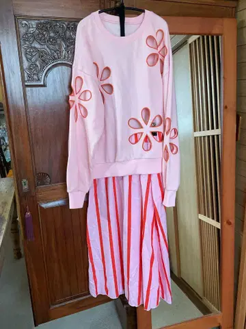 핑크 꽃 컷 아웃 셋업