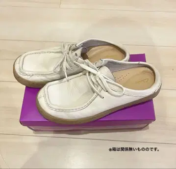 Clarks 왈라비 화이트