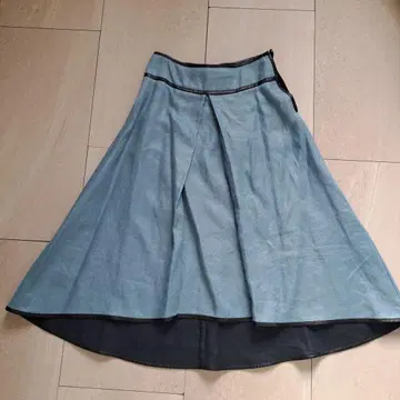 어도어 ADORE 가죽 파이핑 블루 그레이 플레어 스커트