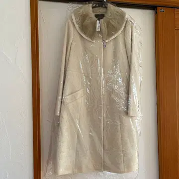 아이보리 퍼(fur) 부착 롱 코트