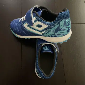 엄브로 파란색 축구화 20cm