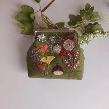 가을 열매와 잎 가마구치 파우치 손자수