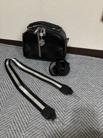숄더백 블랙 스트라이프 디자인