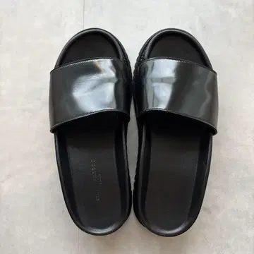 UNITED ARROWS 블랙 슬라이드 샌들