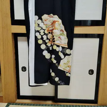 검정색 토메소데 꽃무늬와 부채 무늬