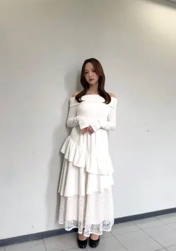 모리 카스미 착용 RESEXXY 오프숄더 화이트 플레어 스커트