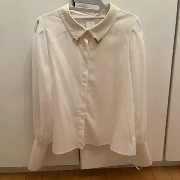립 서비스 화이트 블라우스