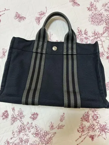 블랙 스트라이프 핸들 토트백