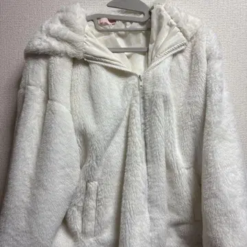 화이트 후드 부착 보아 자켓