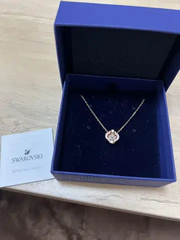 Swarovski 플라워 모티브 목걸이