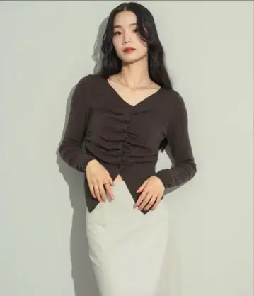 누나 프론트 개더 상의 다크 브라운 V넥 긴팔 니트