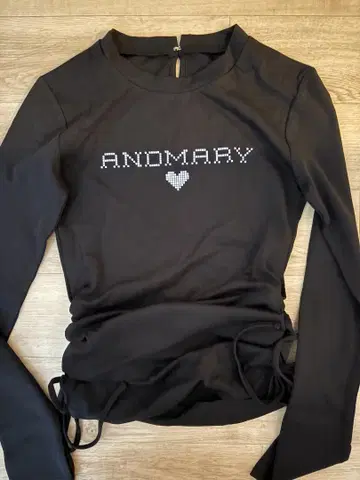 ANDMARY Dot mary 로고 탑 블랙