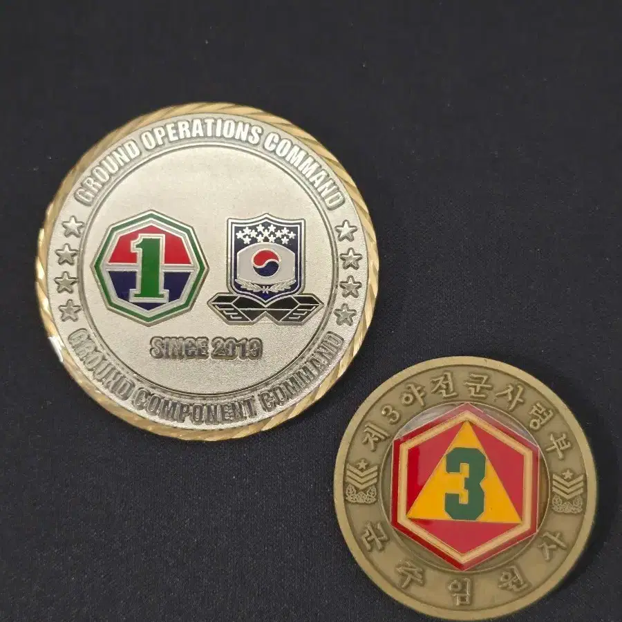 Two types of military coins, unit coins, sold in bulk. #군대코인,#부대코인,#밀리터리코인 ,#군코인,#코인 on Bunjang Global Site.