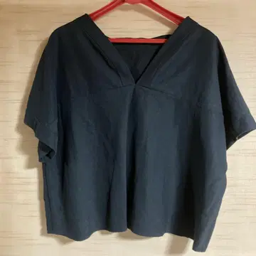올드맨즈테일러 린넨 블랙 반팔 V넥 셔츠