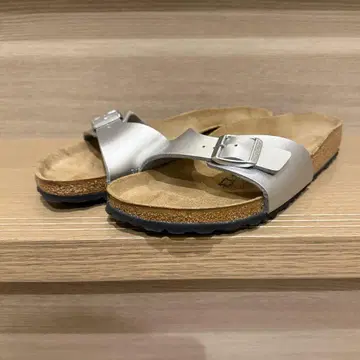 [새상품급] BIRKENSTOCK 실버 샌들 38 / 24.5cm