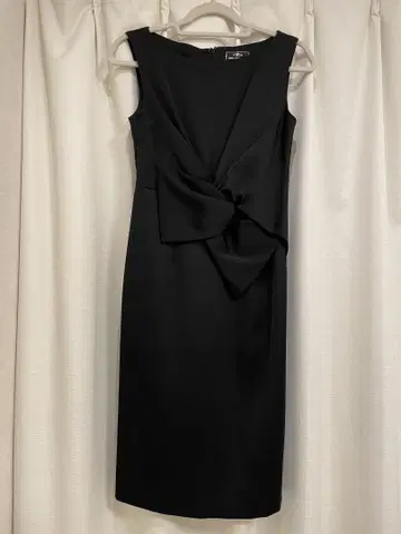 GRACE CONTINENTAL 블랙 슬리브리스 원피스